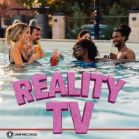 Dieses Album ist eine echte Schatzkiste für Content Creators. Angesagter Pop in vielen Stilrichtungen verfeinert Reality-Formate, Datingshows, Werbung und Reels in den sozialen Netzwerken. Alle Tracks sind sowohl mit tollem Gesang als auch instrumental verfügbar und der Albumdownload enthält zahlreiche Stems für maximale Flexibilität im Schnitt.